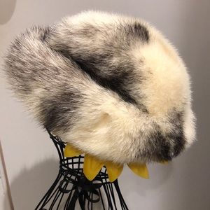 Vintage faux  fur hat. So glam so fun!!  Medium fit.